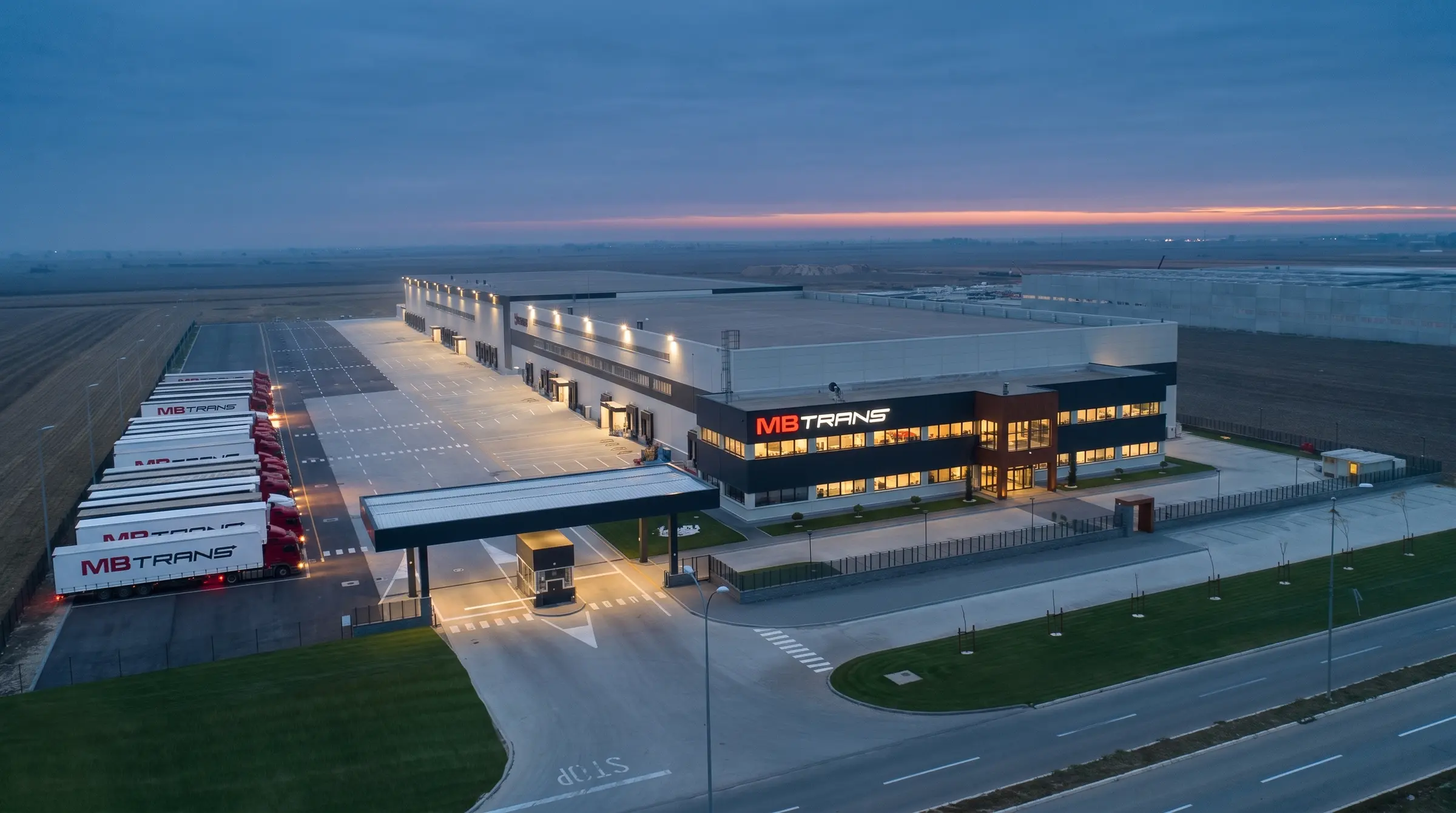 Logistički centar MB TRANS u Inđiji iz vazduha, u plavi čas