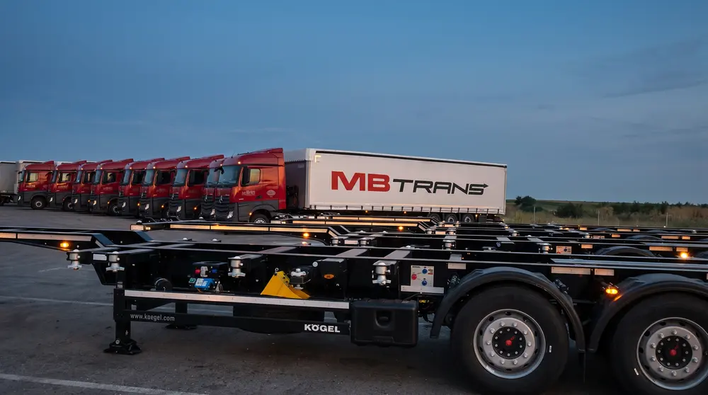 Kontejnerske šasije i tegljači MB TRANS u sumrak