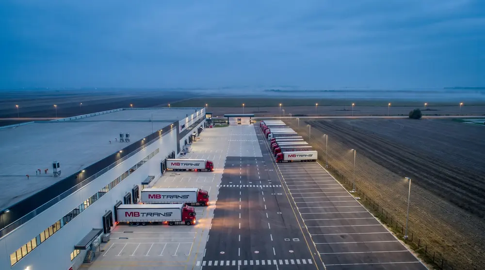 Parking za kamione logističkog centra pored polja, iz vazduha