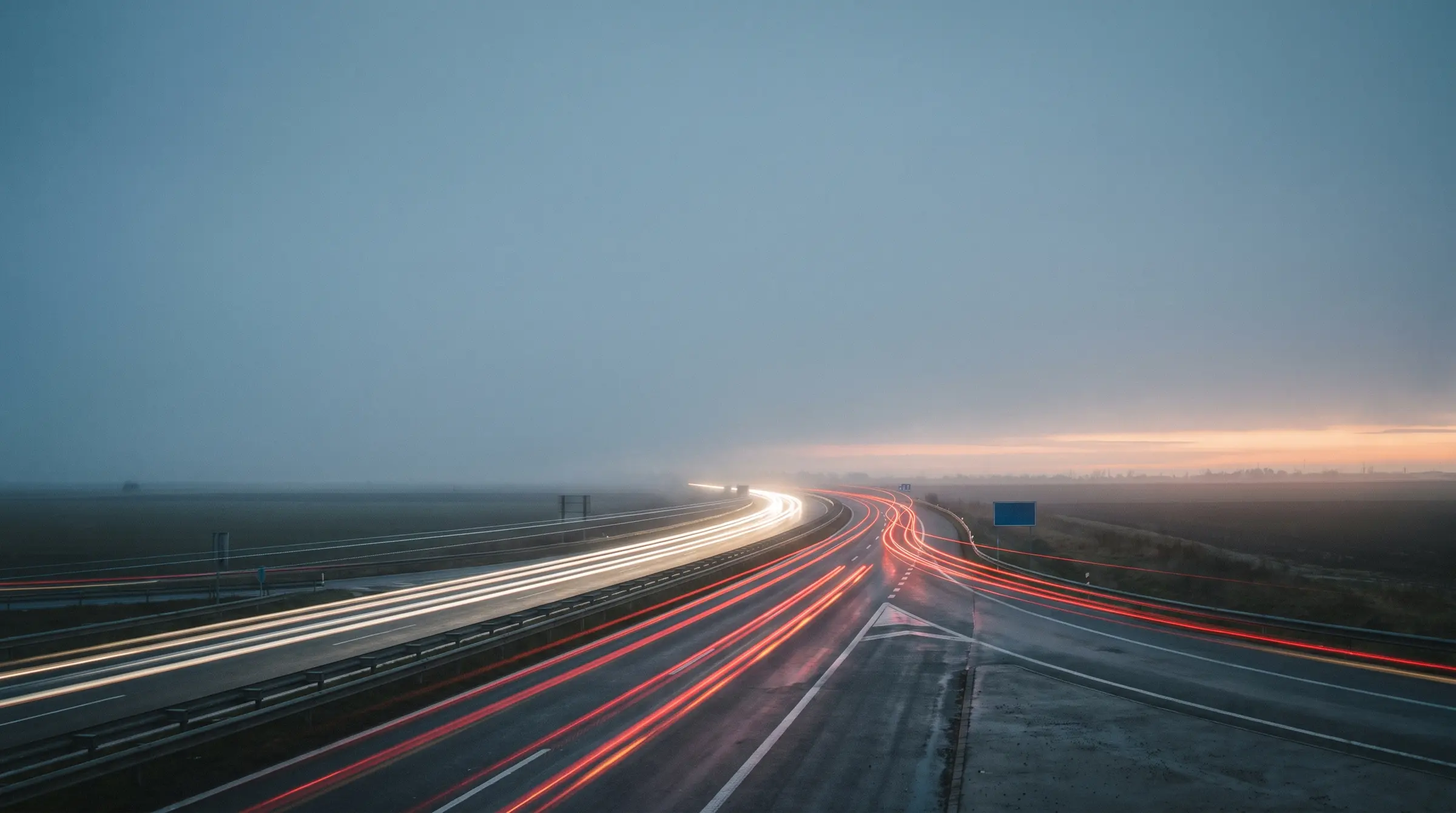 Autoput u sumrak sa tragovima svetala vozila